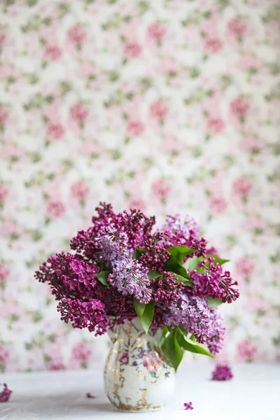 Boeket Violette Lila Een Vintage Armoedige Vaas Stilleven Met Bloeiende — Stockfoto