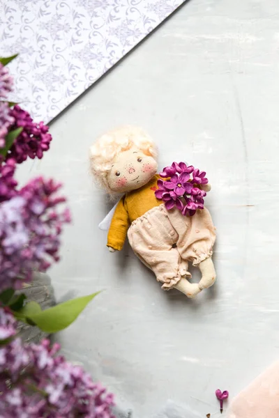 Kleine Goudharige Engel Blauwe Roze Paarse Violette Lila Bloemen Handgemaakt — Stockfoto