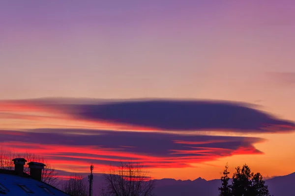 dağlarda günbatımı /a muhteşem cennet, turuncu ve mor gökyüzü güneş ışığı kırılma renkli