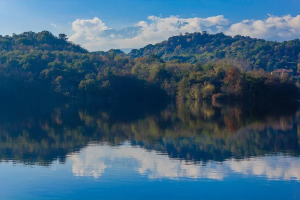 Tepeler, dağlar ve bulutlar profillerini göle yansıtacak