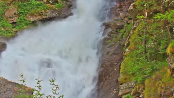 在意大利皮埃蒙特的大天堂国家公园的冰川上 瀑布在山间植被中的浮躁跳跃的声音 一个雄伟的瀑布从冰川中扑向的声音 — 图库视频影像