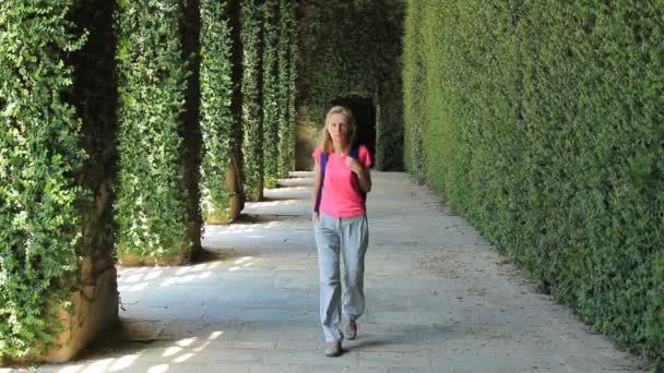 Una Mujer Camina Invernadero Verde Viejo Castillo — Vídeos de Stock
