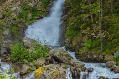 İtalya, Piedmont 'taki Büyük Cennet Ulusal Parkı' ndaki buzullardan sağır edici bir şelale düşüyor.