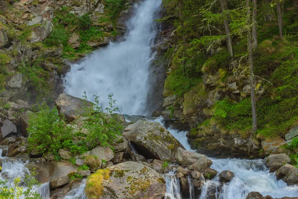 İtalya, Piedmont 'taki Büyük Cennet Ulusal Parkı' ndaki buzullardan sağır edici bir şelale düşüyor.