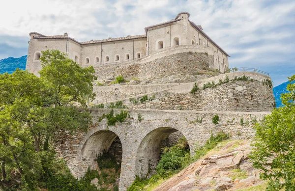 Ozan,İtalya/ Aosta-Vadisi-14 Haziran 2019.Ozan Kalesi, 1800'lü yıllarda inşa edilmiş 444 metrelik bir kaya üzerinde yer alan etkileyici bir askeri kaledir. 
