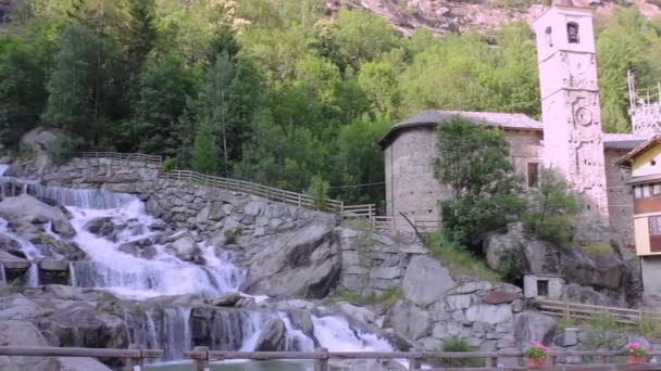 Det Särskilda Vattenfallet Noasca Piemonte Italien Ligger Bakom Husen Nära — Stockvideo