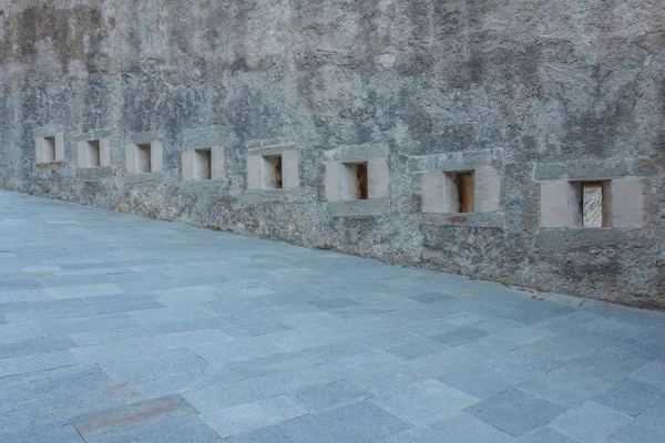 eski bir kalenin yırtmaçlı dizi