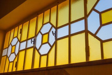 parlak ve geometrik cam pencere