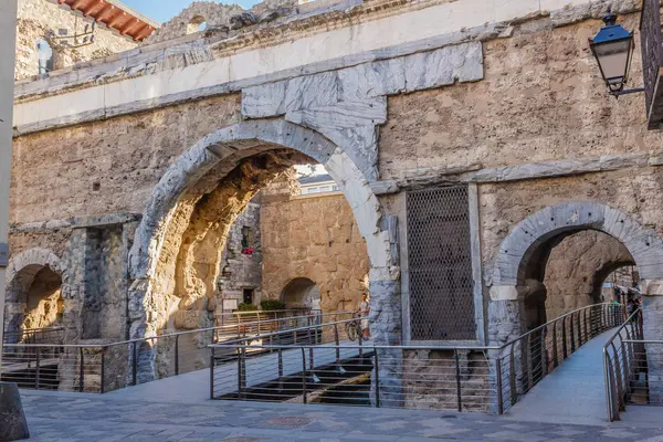 Aosta, İtalya-17 Haziran 2019: Porta Pretoria, Roma'nın Aosta şehrine açılan kapıdır.