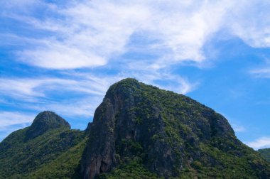 yeşil dağ gökyüzü açık