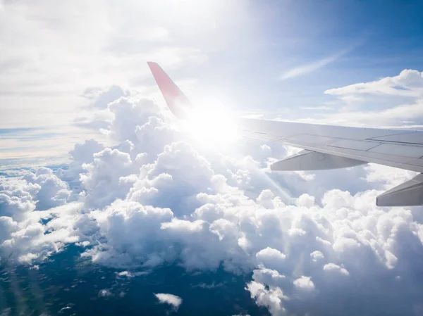 Blick Aus Dem Hochwinkel Auf Die Wolken Flugzeug — Stockfoto
