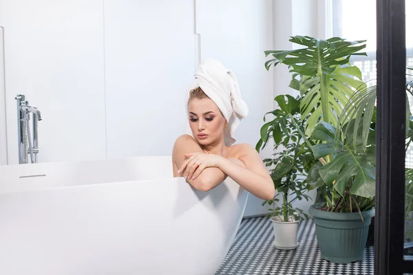 バスタオル頭くつろげるバスタブでの官能的な女性 浴室でエレガントな女の子の美しさの肖像画 — ストック写真