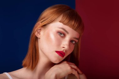 Güzel kızıl saçlı Genç kadın portresi. Glamour makyaj kız. Saç kesimi ile saçak.