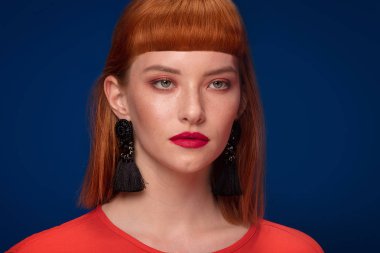 Siyah şık küpeler zarif Kızıl saçlı kadın. Glamour makyaj ile kız.