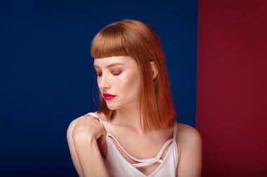 Güzel kızıl saçlı Genç kadın portresi. Glamour makyaj kız. Saç kesimi ile saçak.