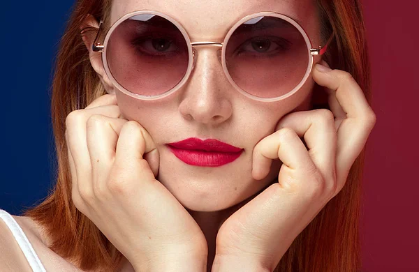 Retrato Una Hermosa Pelirroja Joven Con Gafas Sol Moda Chica — Foto de Stock