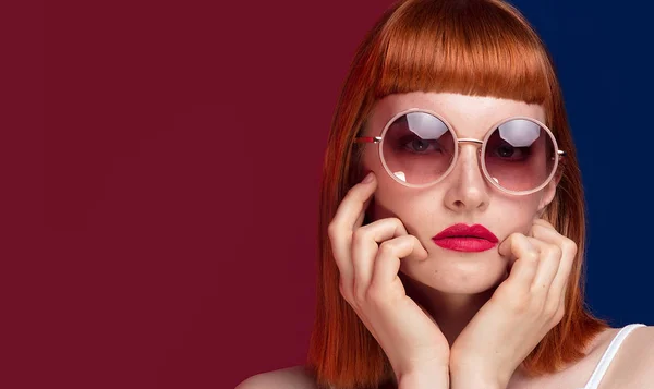 Portrét Mladé Ženy Krásná Rusovláska Módní Sluneční Brýle Dívka Glamour — Stock fotografie