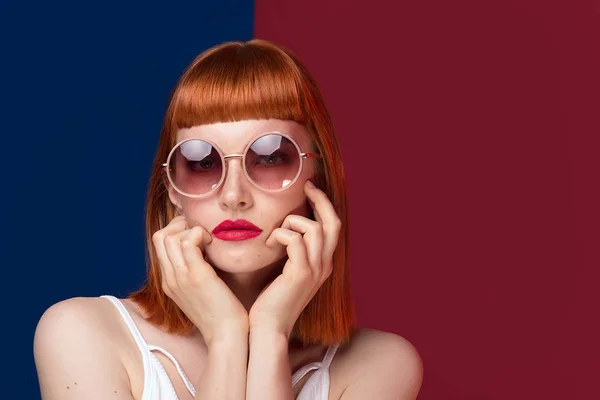Portrét Mladé Ženy Krásná Rusovláska Módní Sluneční Brýle Dívka Glamour — Stock fotografie