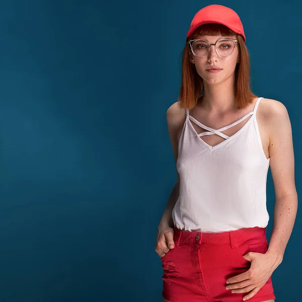 Photo Attractive Young Redhead Woman Fashionable Eyeglasses Cap Girl Looking — Stock Photo, Image