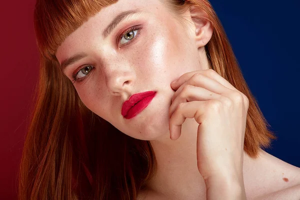 美しい赤毛の若い女性の肖像画 メイク グラマーの女の子 フリンジ付きカット — ストック写真