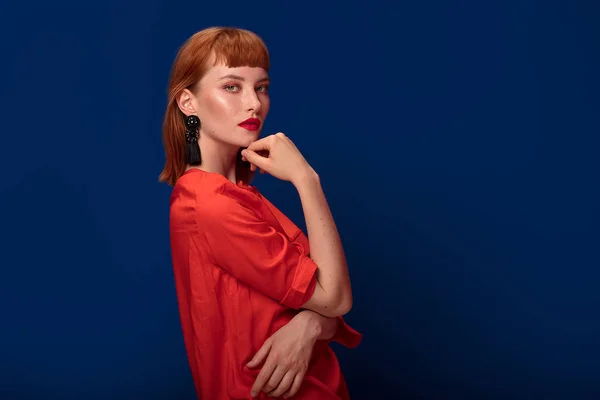 Elegant Redhead Woman Wearing Black Fashionable Earrings Girl Glamour Makeup — Stock Photo, Image