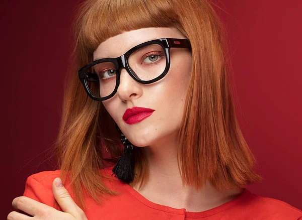 Kızıl saçlı Genç güzel kadın renkli portresi. Moda gözlük takan kız.