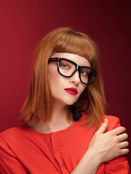 Colorido Retrato Pelirroja Joven Hermosa Mujer Chica Con Gafas Moda —  Fotos de Stock