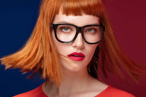 Kızıl saçlı Genç güzel kadın renkli portresi. Moda gözlük takan kız.