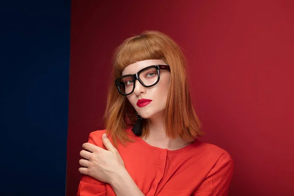 Färgstarka Porträtt Rödhårig Ung Vacker Kvinna Flickan Bär Moderiktiga Glasögon — Stockfoto
