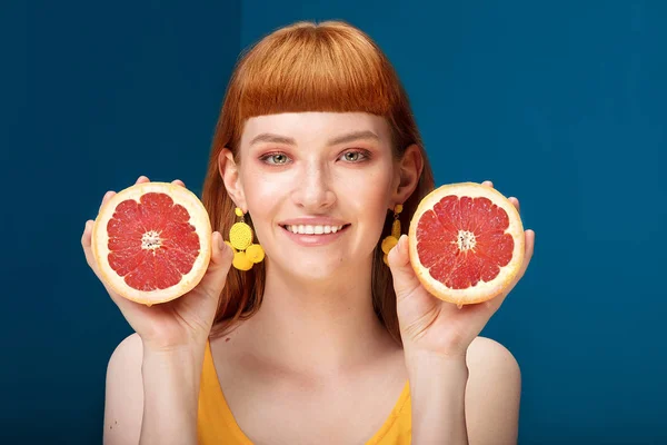 Retrato Hermosa Pelirroja Joven Sosteniendo Dos Partes Pomelo Cortadas Cerca — Foto de Stock