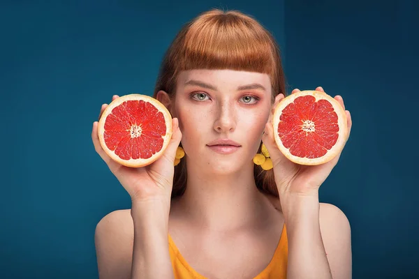 Portret Van Mooie Roodharige Meisje Twee Gesneden Grapefruit Delen Buurt — Stockfoto