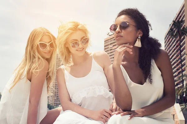 Groep Multiraciale Vriendinnen Plezier Vakantie Blonde Mooie Dames Met Afro — Stockfoto