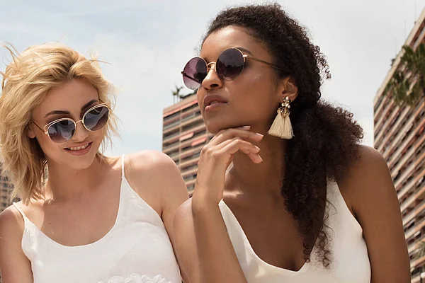 Two Multiracial Girlfriends Having Fun Vacation Blonde Beautiful Woman African — Stock Photo, Image