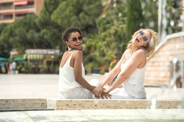 两个多种族的女朋友在度假时玩得开心 金发美女与非洲裔美国小姐 女孩微笑 在摩纳哥共度时光 — 图库照片
