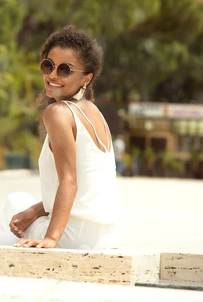 バカンス楽しんで美しいアフリカ系アメリカ人の少女 少女は笑みを浮かべて 日当たりの良い夏の日にモナコで時間を過ごす — ストック写真