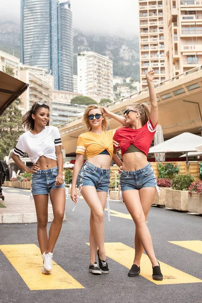 Gruppe Schöner Junger Multiethnischer Mädchen Die Monte Carlo Monaco Ihren — Stockfoto
