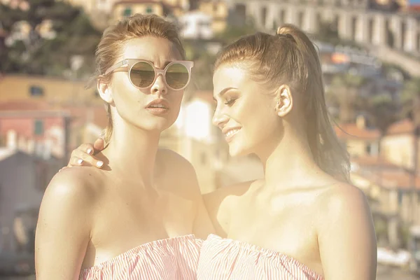 在日落的时候 两个美丽的金发女郎在户外的照片上摆着金色的头发 一个戴 Fashionabe 太阳镜的女人 — 图库照片