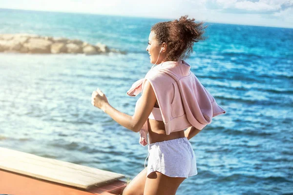 Sorrindo Jovem Afro Americana Correndo Livre Praia Fundo Menina Com — Fotografia de Stock