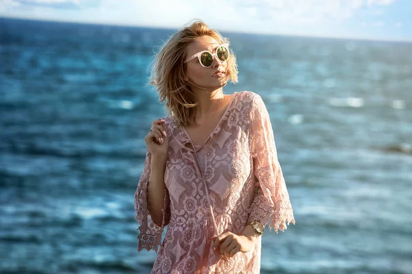 Mulher Moda Loira Vestindo Óculos Sol Relaxante Costa Italiana — Fotografia de Stock