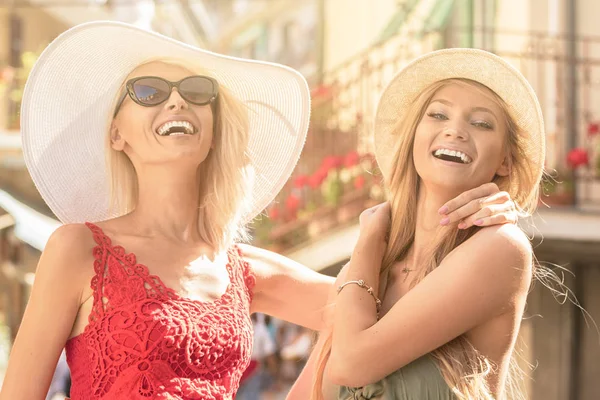 Mulher Feliz Usa Chapéu Verão Vestido Elegante Passa Tempo Recreação — Fotografia de Stock