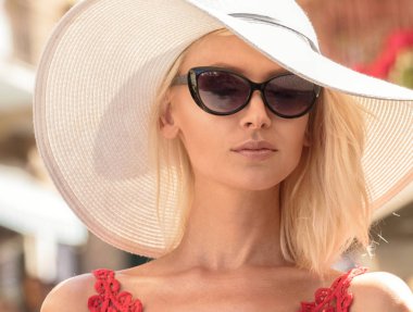 Mutlu erkek yaz şapka ve gülümseyen moda güneş gözlüğü takıyor. Yaz güneşli gün.