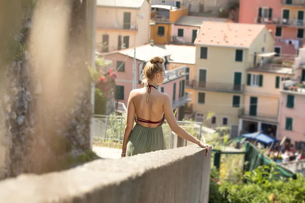 Tourist Woman Traveling Looking View Beautiful Place Italy Girl Enjoying — Stock Photo, Image