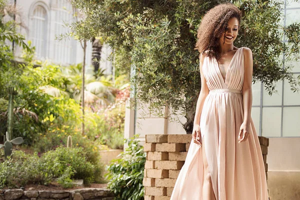 Элегантная Красивая Африканская Американка Позирует Макси Платье Открытом Воздухе — стоковое фото