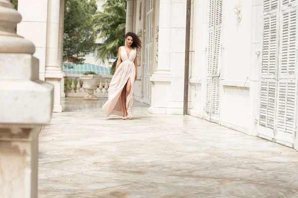 Элегантная Красивая Африканская Американка Позирует Макси Платье Открытом Воздухе — стоковое фото