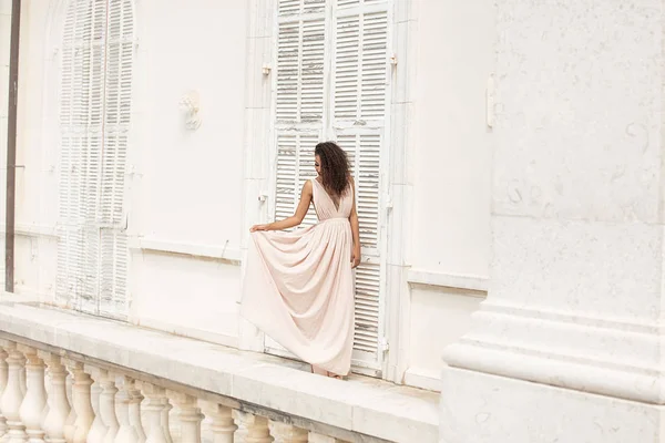 Елегантний Красива Жінка Позують Maxi Плаття Відкритий — стокове фото