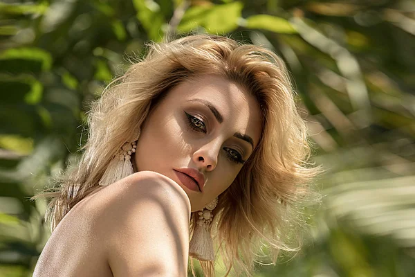 Retrato Mujer Rubia Sensual Posando Bosque Tropical Con Palmeras Día — Foto de Stock