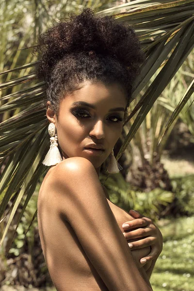 Tropical Tiro Bela Mulher Afro Americana Vestindo Apenas Brinco Posando — Fotografia de Stock