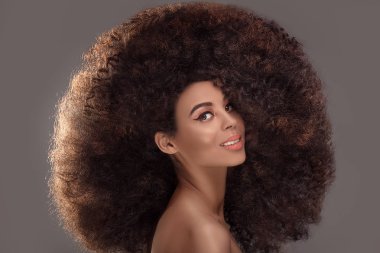 Uzun afro saç modeli ve glamour makyaj, atış studio çekici Afrikalı-Amerikalı kadın güzellik portresi.