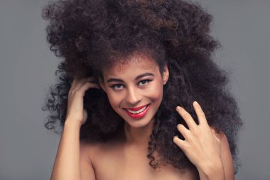 Uzun afro saç modeli ve glamour makyaj, atış studio çekici Afrikalı-Amerikalı kadın güzellik portresi.