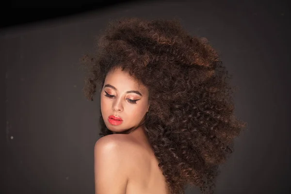 Retrato Belleza Atractiva Mujer Afroamericana Con Peinado Afro Largo Maquillaje — Foto de Stock